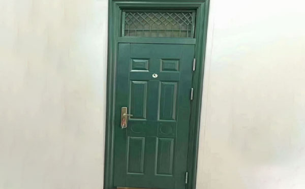 班玛学校教室门