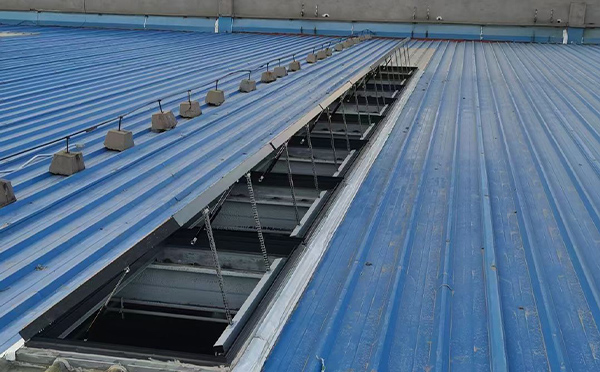 某城市大型商业综合体中庭班玛排烟窗工程